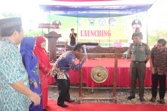 18pemukulan gong oleh bupati solok.JPG